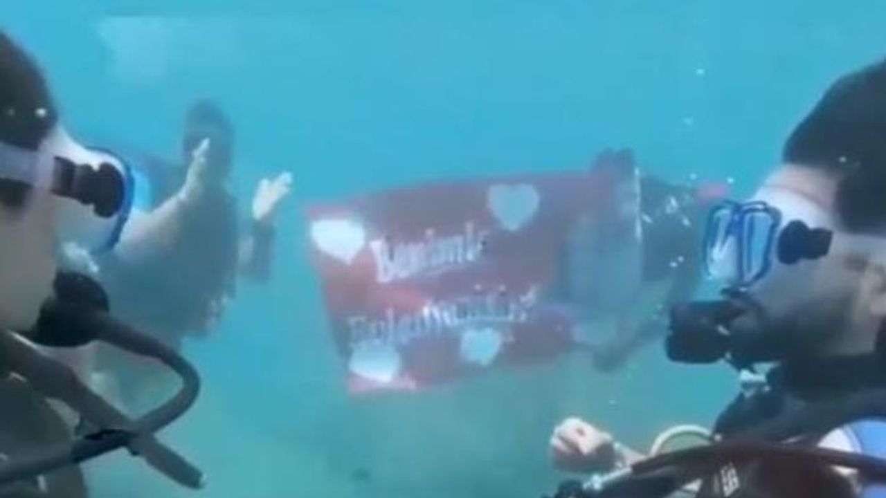Denizin 21 metre altında evlenme teklifi! (Video haber)