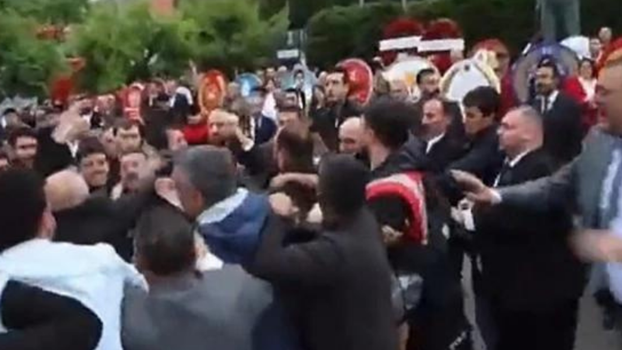 Kartal'daki 19 Mayıs törenlerinde kavga çıktı! AKP- MHP'lilerle CHP'liler birbirine girdi!