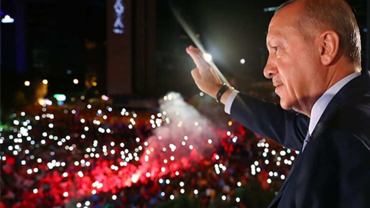 Erdoğan balkon konuşması yaptı: Birileri mutfakta biz balkonda!