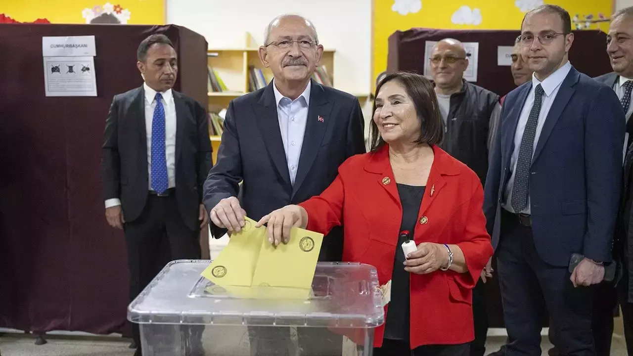 Kemal Kılıçdaroğlu, oy kullandığı sandıktan birinci çıktı