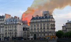 Paris'in tarihi Notre Dame Katedrali'nde yangın çıktı!