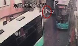 Freni boşalan halk otobüsü iş yerine girdiği anlar kamerada