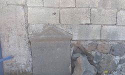 Tarihi mezar taşını duvar yaptı