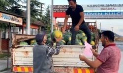 Cezaya sinirlendi bedava karpuz dağıttı!