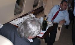 Egemen Bağış'ın uçakta içtiği şampanyanın fiyatı şoke etti!