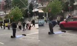 Yolun ortasına seccade serip namaz kıldı! Eleştirilerin hedefi oldu: "Şov yapıyorsun!"