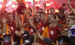 Şampiyon Galatasaray kupasını kaldırdı! Şampiyonluk kutlamasında büyük coşku yaşandı...