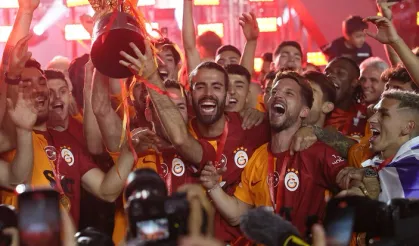 Şampiyon Galatasaray kupasını kaldırdı! Şampiyonluk kutlamasında büyük coşku yaşandı...