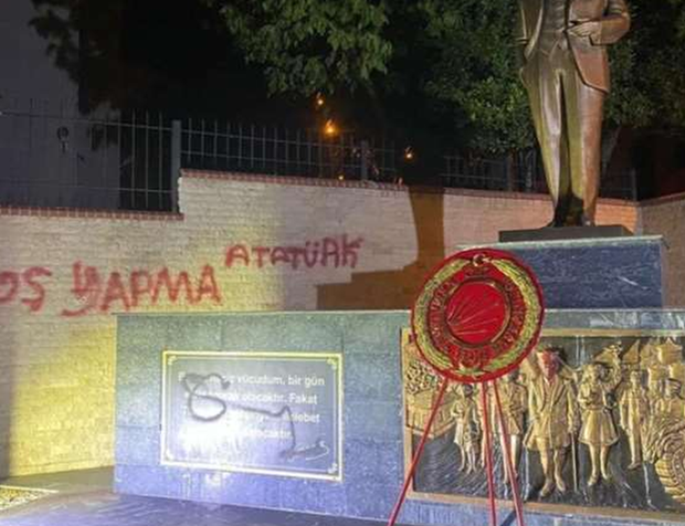 Atatürk anıtına saldırı! Alçaklık bitmiyor