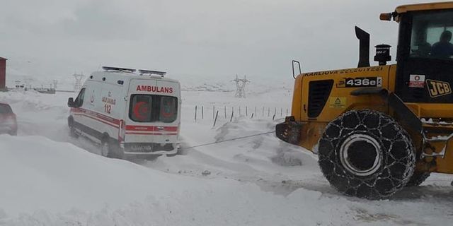 Kar ve tipide mahsur kalan ambulans kurtarıldı
