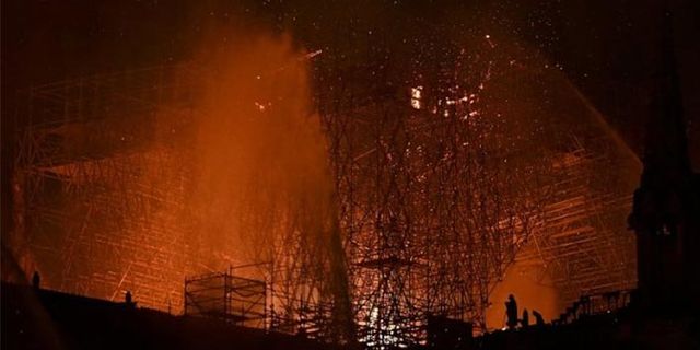 Notre Dame Katedrali'ndeki yangın 8 buçuk saatin sonunda söndürüldü!