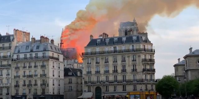 Paris'in tarihi Notre Dame Katedrali'nde yangın çıktı!