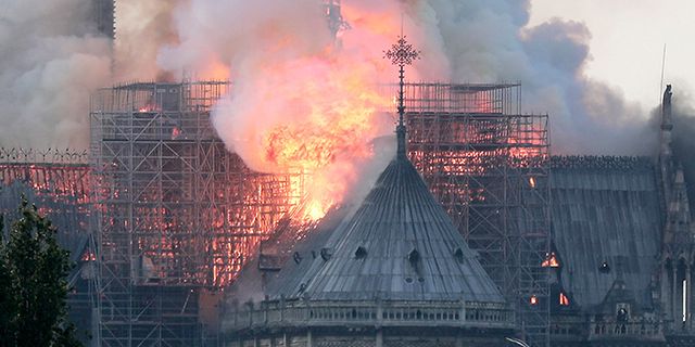 Proföser Eva Şarlak uyardı: "Katedral yangını uyarı niteliğindedir"