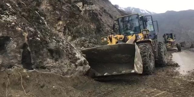 Siirt'te dağdan kopan dev kaya, köy yolunu ulaşıma kapattı