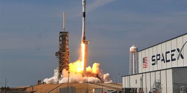 SpaceX'in roketi test aşamasındayken patladı