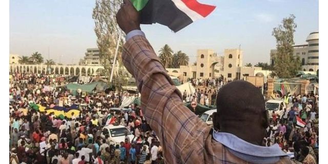 Sudan'da askeri yönetim "hükumet halka geçecek"