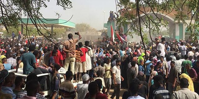 Sudan'da darbe... Ordu devlet televizyonu binasını kuşattı