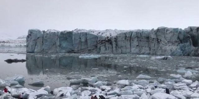 Turistler buzul kırılmasından son anda kurtuldu 