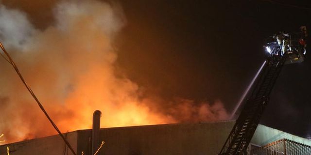 Ümraniye'de 2 binanın çatısı alev alev yandı