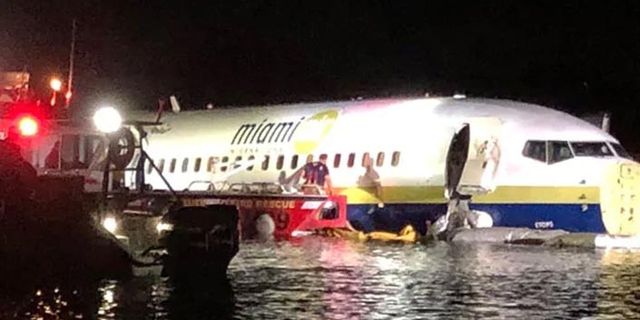 Florida'da uçak pistten çıkıp nehre indi!