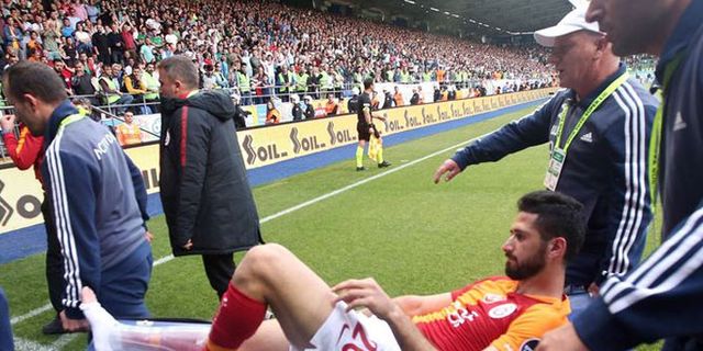 Galatasaray'da büyük şok!.. Emre Akbaba'nın ayağı kırıldı!