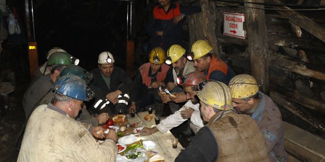 Madenciler yerin 300 metre altında ilk sahurunu yaptı!