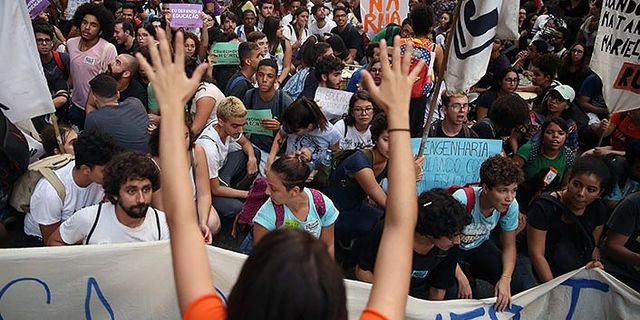 Yüz binlerce Brezilyalı öğrenci, üniversite bütçesi kesintisine karşı sokakta