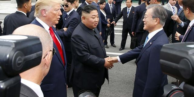Trump ile Kim "silahsızlandırılmış bölgede" bir araya geldi