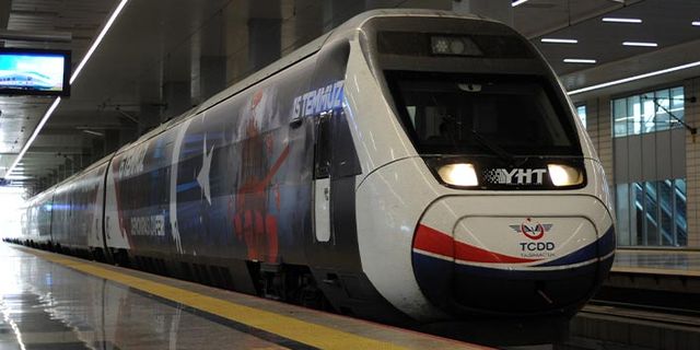 15 Temmuz görseliyle süslenen Yüksek Hızlı Tren Ankara'dan İstanbul'a hareket etti