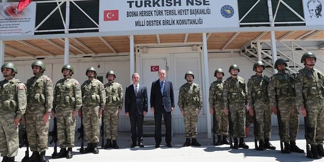 Cumhurbaşkanı Erdoğan ve Bakan Akar, Bosna Hersek’te Mehmetçik’i ziyaret etti