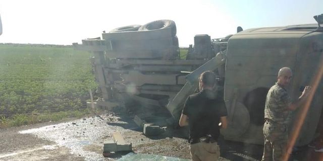 Suriye sınırına araç sevkeden tır devrildi: 2 asker yaralı