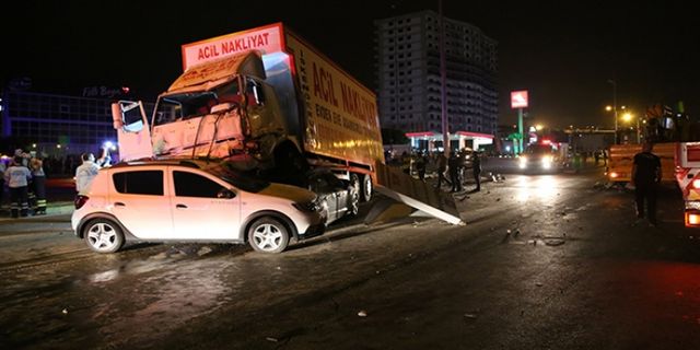 Hatay'da freni patlayan kamyon 12 araca çarptı