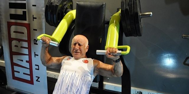 71 yaşında 250 kilo ağırlık kaldırarak rekor kırdı