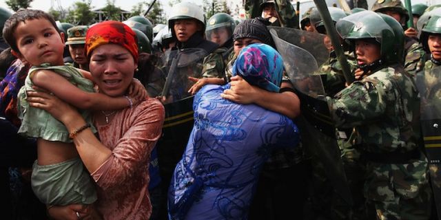 Çin'in Müslüman Uygur Türklerine zulmü kamerada