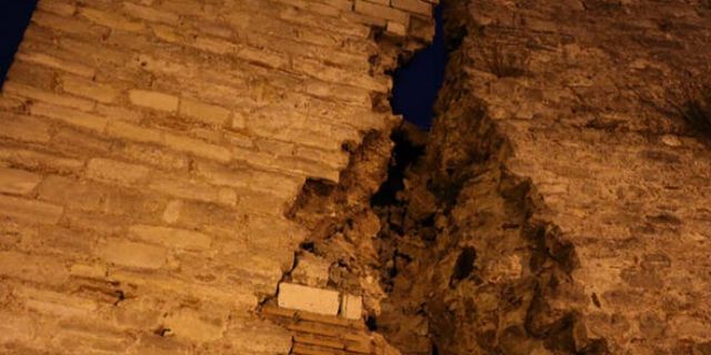 Deprem, tarihi İstanbul Surları'na da vurdu