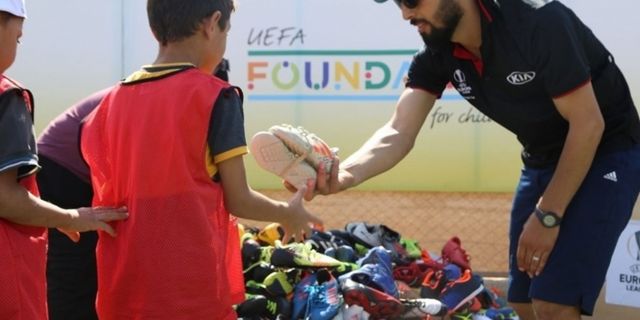 Futbolseverler, Suriyeli çocuklara krampon bağışladı