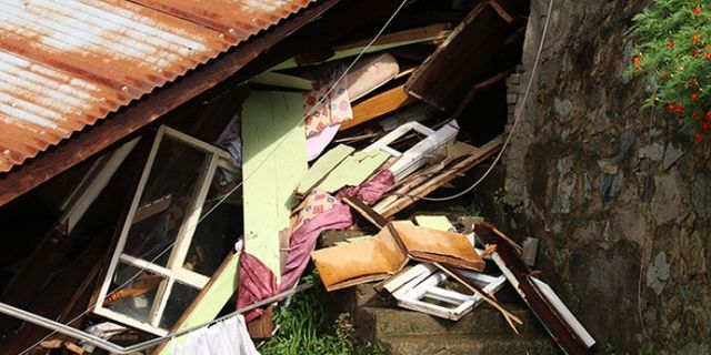 Hemşin'de şiddetli yağış sebebiyle bir ev yıkıldı