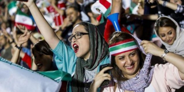 İranlı kadınlar stadyum mücadelesini kazandı