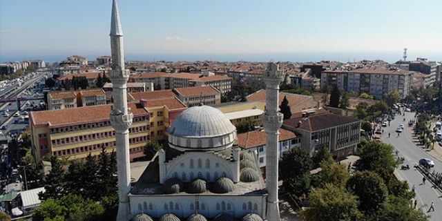 İstanbul'da bir caminin minaresi depremde yıkıldı