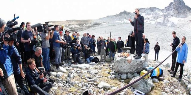 İsviçre Alplerinde eriyen buzul için cenaze töreni