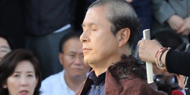 Kore'de muhalefet lideri adalet bakanının istifası için kafasını kazıttı