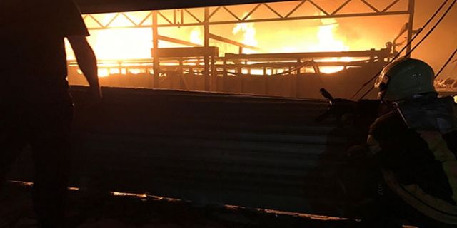 Manisa'da korkutan fabrika yangını