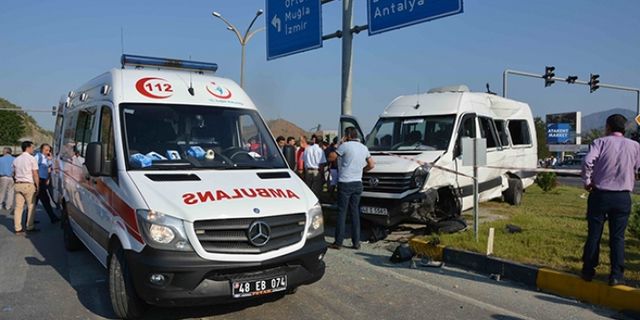 Okul servisi kamyonla çarpıştı, 15 öğrenci yaralı