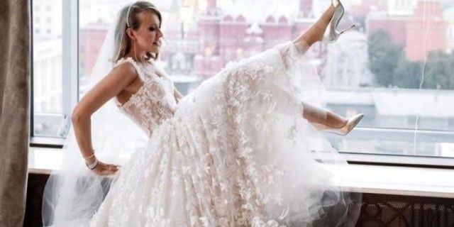 Putin'in vaftiz kızı kendi düğününde striptiz yaptı