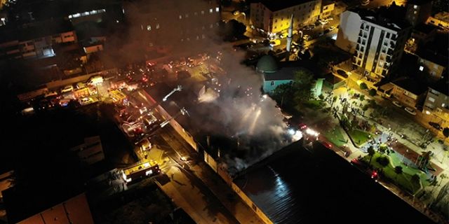 Sultanbeyli'de yatak imalathanesi yandı