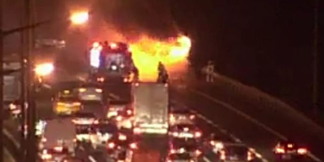 Ümraniye'de yanan özel halk otobüsü panik yarattı