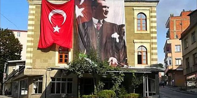 Camiye asılan Atatürk posteri çalındı