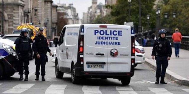 Fransa'da polislere yönelik bıçaklı saldırıda 4 kişi öldü