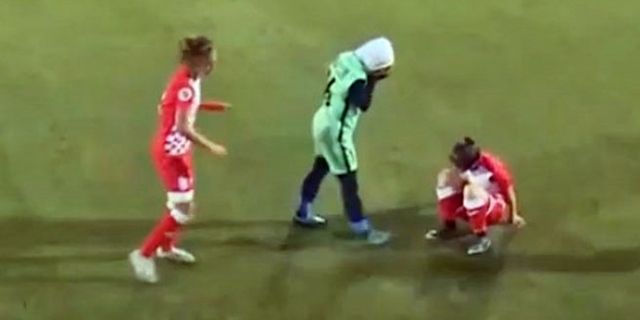 Maçta başörtüsü açılan kadın futbolcuya jest