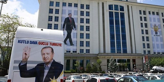 AK Parti'de bir Davutoğlu istifası daha